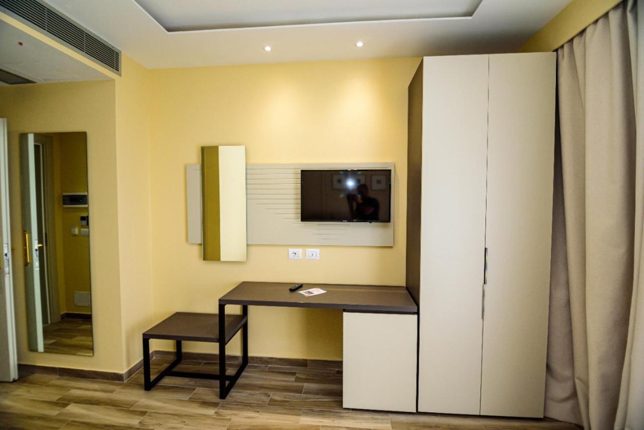 Hotel Orange Dhermi Bagian luar foto
