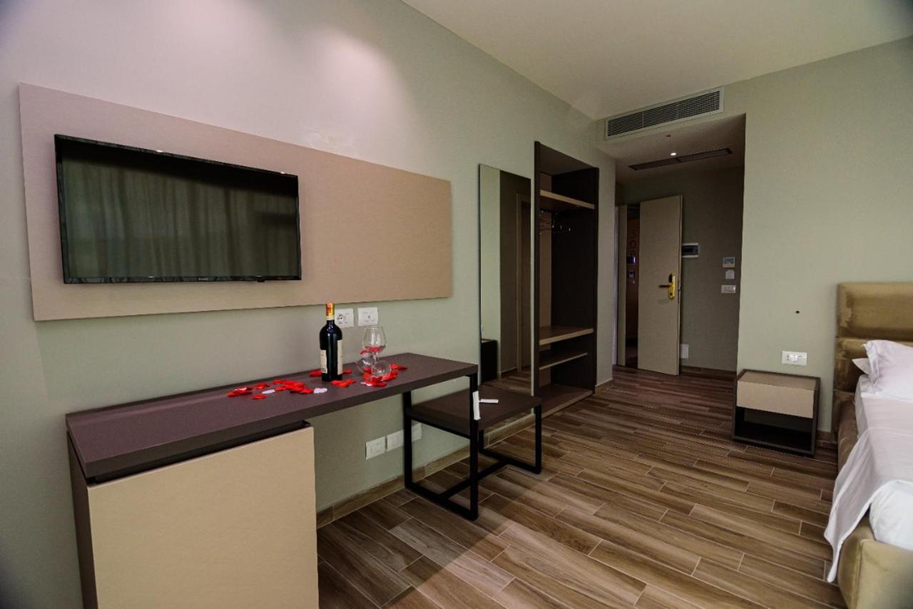 Hotel Orange Dhermi Bagian luar foto