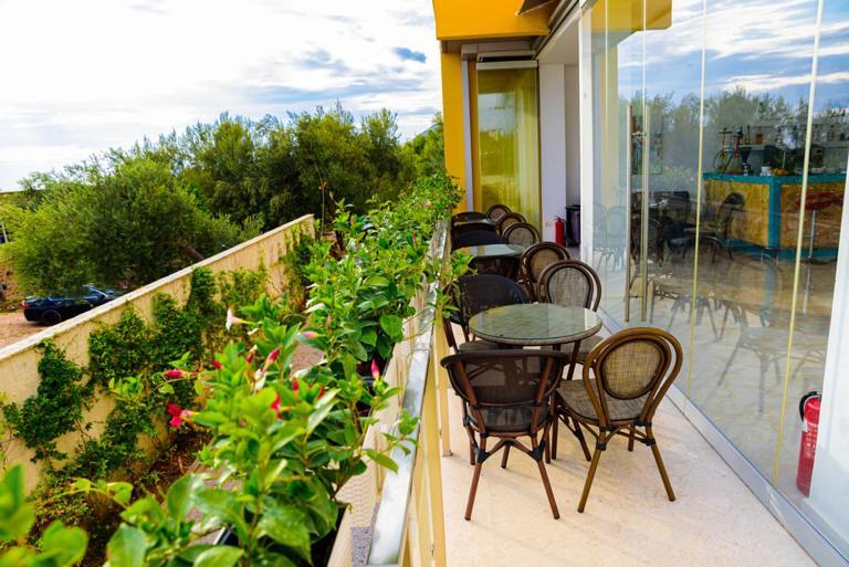 Hotel Orange Dhermi Bagian luar foto