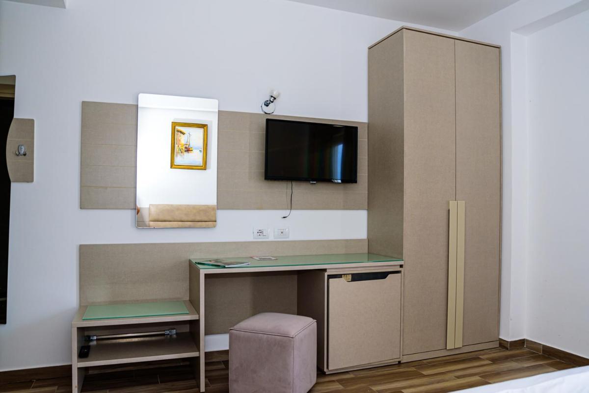 Hotel Orange Dhermi Bagian luar foto